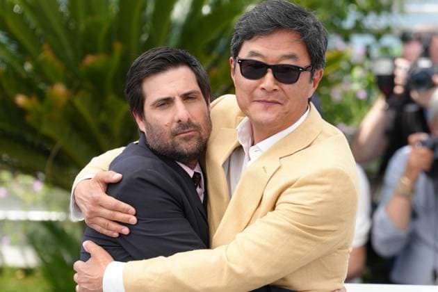 Jason Schwartzman - Stephen Park CELEBRITES : 76 eme festival de Cannes - Photocall du film Â« Asteroid City Â» - Cannes - 24 05 2023 NorbertScanella Panoramic 