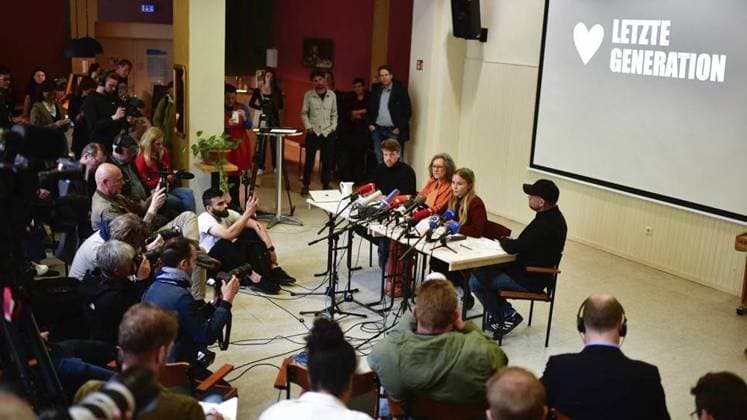 Bilder des Jahres 2023, News 05 Mai News Themen der Woche KW21 News Bilder des Tages RECORD DATE NOT STATED Pressekonferenz Letzte Generation *** NUR FÜR REDAKTIONELLE ZWECKE *** EDITORIAL USE ONLY ***<p>24. Mai 2023, Berlin: Joel Schmitt (l-r), Aktivist der Letzten Generation, Marion Fabian, Aktivistin der Letzten Generation, Aimee van Baalen, Sprecherin der Letzten Generation, und Steve Rauhut von der Kirchgemeinde nehmen an einer Pressekonferenz der Letzten Generation in der Reformationskirche in Berlin-Moabit teil. Berlin Copyright: RetoxKlar *** Last Generation Press Conference FOR EDITORIAL PURPOSES ONLY EDITORIAL USE ONLY p May 24, 2023, Berlin Joel Schmitt l r , Last Generation activist, Marion Fabian, Last Generation activist, Aimee van Baalen, Last Generation spokesperson, and Steve Rauhut of the church congregation participate in a Copyright: RetoxKlar doc7qcc7rlkiep1aapicz ,EDITORIAL USE ONLY