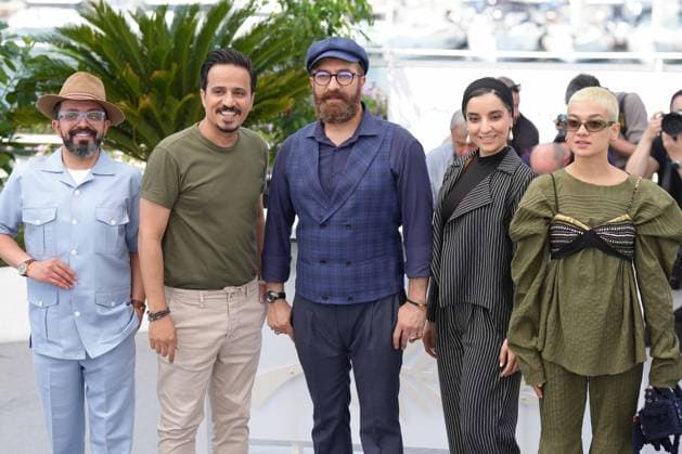 Hossein Soleimani Golijane - Majid Salehi - Farzin Mohaddes - Faezeh Rad - Sadaf Asgari CELEBRITES : 76 eme festival de Cannes - Photocall du film Â« Ayeh Haye Zamini (Terrestrial Verses Â» - Cannes - 24 05 2023 NorbertScanella Panoramic 