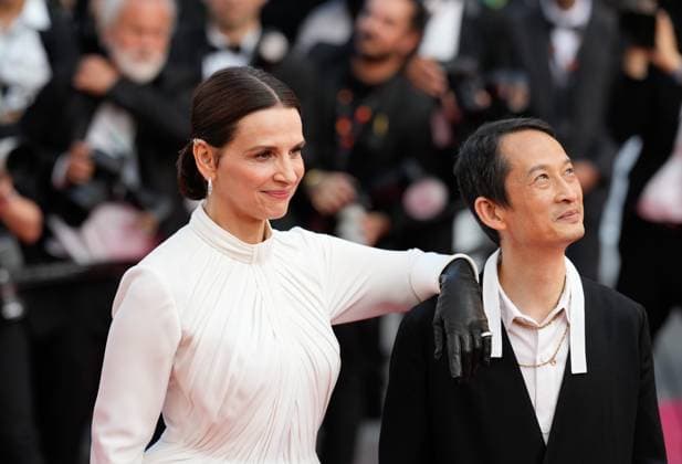 The Pot-au-Feu ( La Passion de Dodin Bouffant ) Red Carpet Premiere at the 76th Edition of the Cannes Film Festival Actress Juliette Binoche and director Tran Anh Hung attend the red carpet event for The Pot-au-Feu ( La Passion de Dodin Bouffant ), directed by Tran Anh Hung, which is in competition, during the 76th edition of the Cannes Film Festival on May 24 2023, in Cannes, France Cannes Palace of Festivals and Congresses of Cannes Cannes France Copyright: xAlexandraxFechetex _ADR6118_1