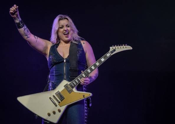 23.05.2023, xlakx, Entertainment Musik, Thundermother emspor, v.l. Majsan Lindberg von Thundermother live in der Mercedes Benz Arena Berlin. Berlin *** 23 05 2023, xlakx, entertainment music, Thundermother emspor, v l Majsan Lindberg of Thundermother live at Mercedes Benz Arena Berlin Berlin.