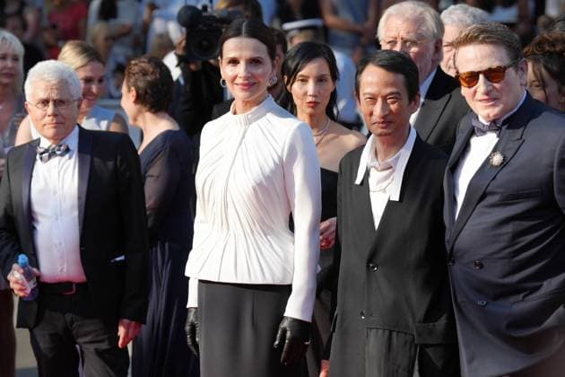Juliette Binoche - Tran Anh Hung - Benoit Magimel CELEBRITES : 76 eme festival de Cannes - Red Carpet du film Â« La Passion de Dodin Bouffant (The Pot-au-Feu Â» - Cannes - 24 05 2023 NorbertScanella Panoramic 