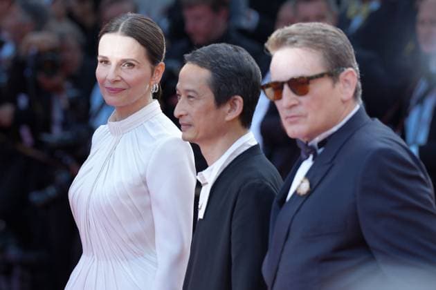 Juliette Binoche - Tran Anh Hung - Benoit Magimel CELEBRITES : 76 eme festival de Cannes - Red Carpet du film Â« La Passion de Dodin Bouffant (The Pot-au-Feu Â» - Cannes - 24 05 2023 NorbertScanella Panoramic 