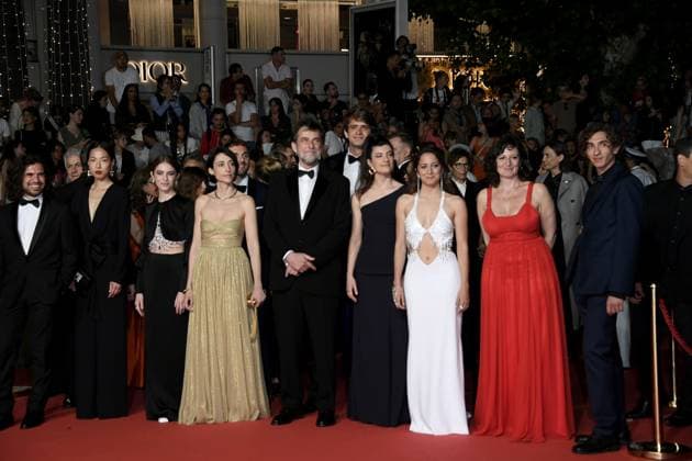 76th Cannes Film Festival 2023, Red carpet film The sun of the future . Pictured: Angelo Galdi, Sun Hee You, Valentina Romani, Elena Lietti, Nanni Moretti, Giuseppe Scoditti, Arianna Pozzoli, Blu Yoshimi  Copyright: xAlbertoxTerenghi PoolxPhotoxEvenx xPoolxPhotoxEventsx01x IPA_IPA38197454