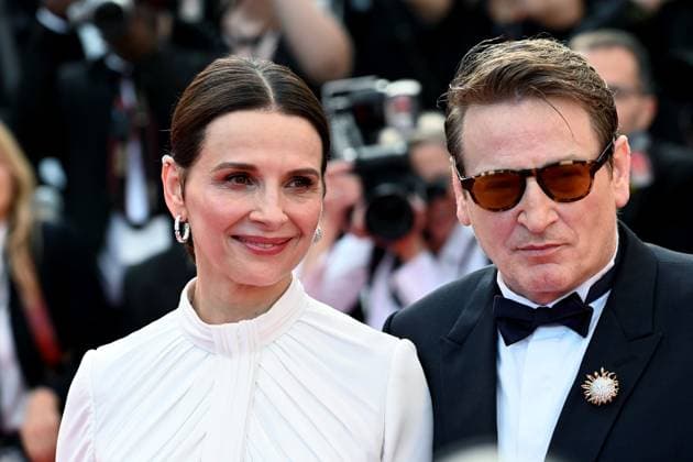 76th Cannes Film Festival 2023, evening 9 - Red Carpet film La Passion De Dodin Bouffant In the photo Benoit Magimel, Director Tran Anh Hung and Juliette Binoche  Copyright: xManuelexMangiarottix xipa-agencyx xPoolxPhotoxEventsx01x IPA_IPA38198398