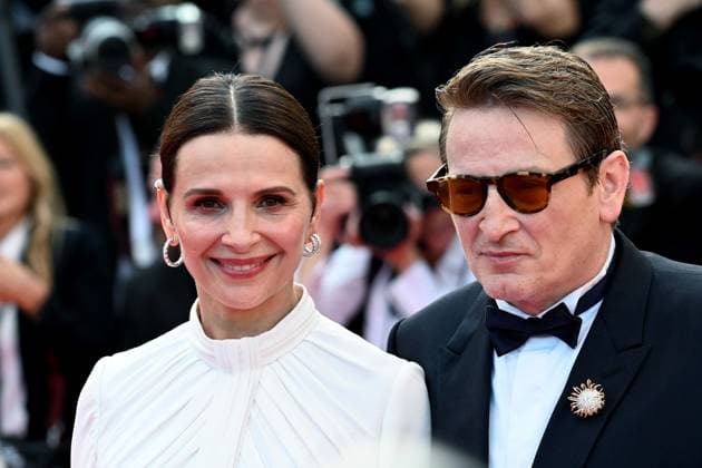 76th Cannes Film Festival 2023, evening 9 - Red Carpet film La Passion De Dodin Bouffant In the photo Benoit Magimel, Director Tran Anh Hung and Juliette Binoche  Copyright: xManuelexMangiarottix xipa-agencyx xPoolxPhotoxEventsx01x IPA_IPA38198403
