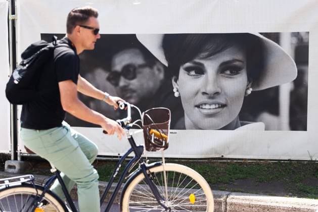 Daily Life In Cannes, France A picture of Raquel Welch is seen at an outdoor exhibition during the 76th annual Cannes film festival in Cannes, France on May 24, 2023. Cannes France  Copyright: xBeataxZawrzelx originalFilename: zawrzel-dailylif230524_npV6L.jpg