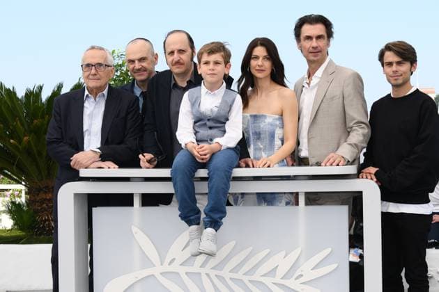 76e Festival International du Film de Cannes. RAPITO Photocall at the 76th International Cannes Film festival Paolo Pierobon, Leonardo Maltese, Enea Sala, director Marco Bellocchio, Barbara Ronchi, Fabrizio Gifuni and Fausto Russo Alesi 292570 2023-05-24 Cannes France  Copyright: xThomasxBohlenx STAR_292570_003