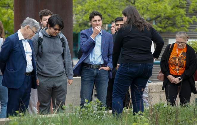 May 24, 2023, WINNIPEG, MANITOBA, CANADA: Prime Minister Justin Trudeau attends a tour of a prairie garden and tastes some wild plants with high school students at The Forks in Winnipeg, Wednesday, May 24, 2023. WINNIPEG CANADA  - ZUMAc35_ 20230524_zaf_c35_081 Copyright: xJohnxWoodsx