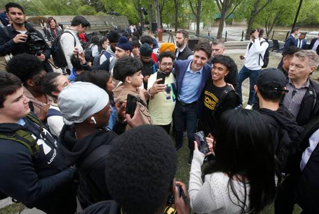 May 24, 2023, WINNIPEG, MANITOBA, CANADA: Prime Minister Justin Trudeau is photographed with high school students after announcing a water research project at The Forks in Winnipeg, Wednesday, May 24, 2023. WINNIPEG CANADA  - ZUMAc35_ 20230524_zaf_c35_093 Copyright: xJohnxWoodsx
