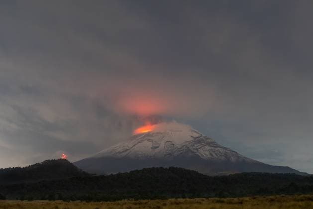 News Bilder des Tages Popocatepetl Volcano Continues With Intense Activity Popocatepetl volcano spews incandescent material on may 24, 2023, in Amecameca, Mexico. The second highest volcano in the Mexico increased its activity, and authorities raised the alert to the second-highest level. Amecameca Mexico  Copyright: xArturoxHernandezx originalFilename: hernandezsanchez-notitle230524_npydX.jpg