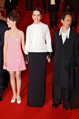 Bonnie Chagneau Ravoire, Juliette Binoche and Tran Anh Hung after the premiere of the feature film La passion de Dodin Bouffant at the Festival de Cannes 2023 76 Cannes International Film Festival at the Palais des Festivals Cannes, 24 05 2023. Foto:xS.xGabschx xFuturexImage