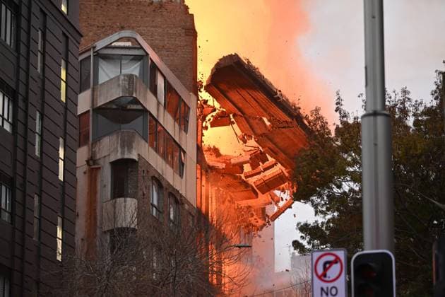 Bilder des Jahres 2023, News 05 Mai News Themen der Woche KW21 News Bilder des Tages BUILDING FIRE SYDNEY, A wall collapses during a building fire in the Central Business District of Sydney, Thursday, May 25, 2023. ( NO ARCHIVING, EDITORIAL USE ONLY, NO USE IN BOOKS WITHOUT CONSENT SYDNEY NEW SOUTH WALES AUSTRALIA  Copyright: xDEANxLEWINSx 20230525001803115666