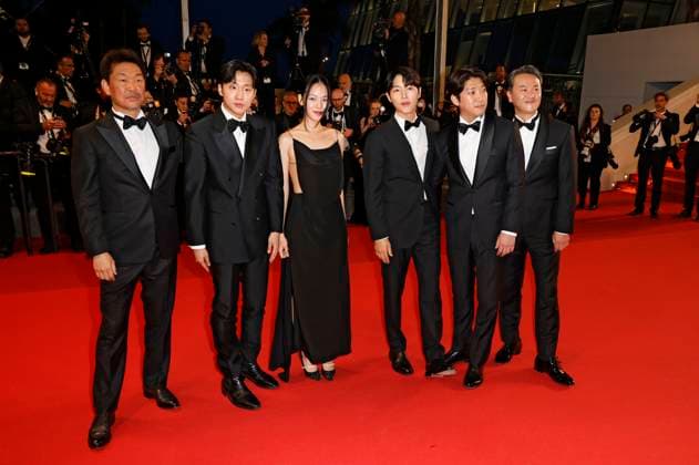 Han Jae duk, Kim Chang hoon, Kim Seo hyung, Song Joong ki, Hong Xa bin and guest at the premiere of the feature film Il sol dell avvenire A Brighter Tomorrow at the Festival de Cannes 2023 76 Cannes International Film Festival at the Palais des Festivals Cannes, 24 05 2023. Foto:xS.xGabschx xFuturexImage