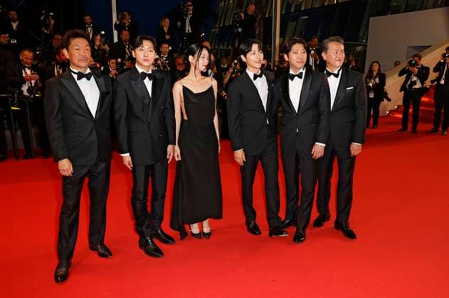 Han Jae duk, Kim Chang hoon, Kim Seo hyung, Song Joong ki, Hong Xa bin and guest at the premiere of the feature film Il sol dell avvenire A Brighter Tomorrow at the Festival de Cannes 2023 76 Cannes International Film Festival at the Palais des Festivals Cannes, 24 05 2023. Foto:xS.xGabschx xFuturexImage