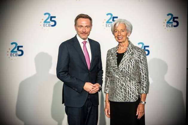 Bilder des Jahres 2023, News 05 Mai News Themen der Woche KW21 024.05.2023 xesx Frankfurt am Main, Kino Harmonie Mit einem Festakt wurde an die Gründung der Europäischen Zentralbank (EZB) vor 25 Jahren erinnert Bild zeigt: Notenbankchefin Christine Lagarde mit Bundesfinanzminister Christian Lindner (FDP) *** 024 05 2023 xesx Frankfurt am Main, Harmonie cinema A ceremony commemorated the founding of the European Central Bank ECB 25 years ago Picture shows central bank chief Christine Lagarde with German Finance Minister Christian Lindner FDP ES