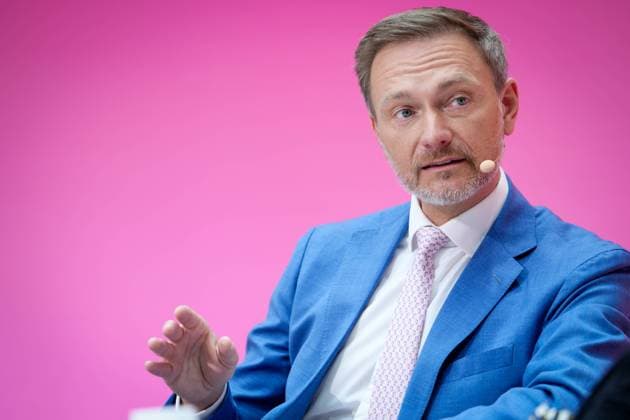 24. Deutschen Eigenkapitaltag Bundesfinanzminister Christian Lindner gemeinsam mit Ulrike Hinrichs, Geschaeftsfuehrendes Vorstandsmitglied BVK beim Powertalk im Rahmen des 24. Deutschen Eigenkapitaltag in der Hauptstadtrepraesentanz der Deutschen Telekom, Berlin , 25.05.2023 Berlin Berlin *** 24 German Equity Day Federal Minister of Finance Christian Lindner together with Ulrike Hinrichs, Managing Director BVK at the Powertalk during the 24 German Equity Day in the capital representative office of Deutsche Telekom, Berlin , 25 05 2023 Berlin Berlin