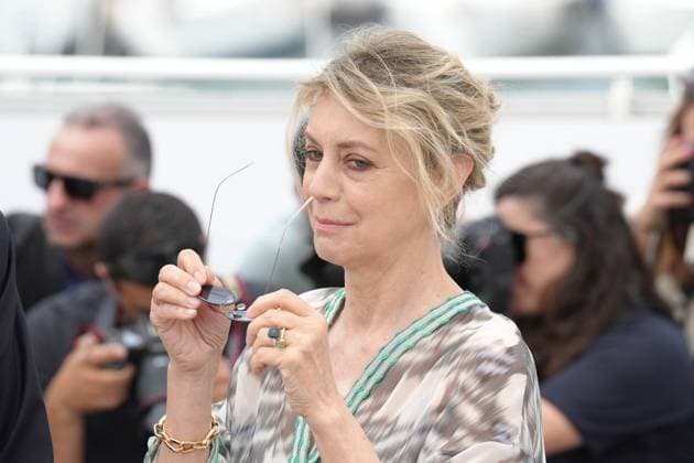 Margherita Buy CELEBRITES : 76 eme festival de Cannes - Photocall du film Â« Il Sol Dell avvenire (A Brighter Tomorrow) Â» - Cannes - 25 05 2023 NorbertScanella Panoramic 