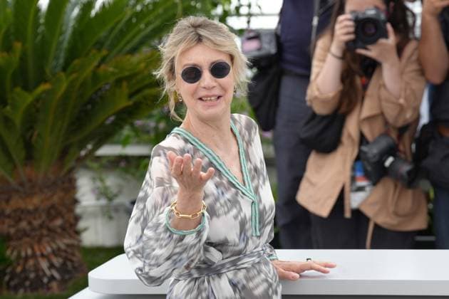 Margherita Buy CELEBRITES : 76 eme festival de Cannes - Photocall du film Â« Il Sol Dell avvenire (A Brighter Tomorrow) Â» - Cannes - 25 05 2023 NorbertScanella Panoramic 
