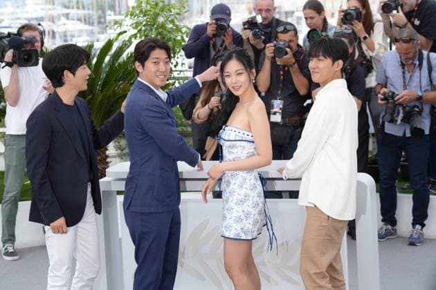 Joong Ki Song - Kim Chang Hoon - Hyoung Seo Kim - Xa Bin Hong CELEBRITES : 76 eme festival de Cannes - Photocall du film Â« Hwa-Ran (Hopeless) Â» - Cannes - 25 05 2023 NorbertScanella Panoramic 