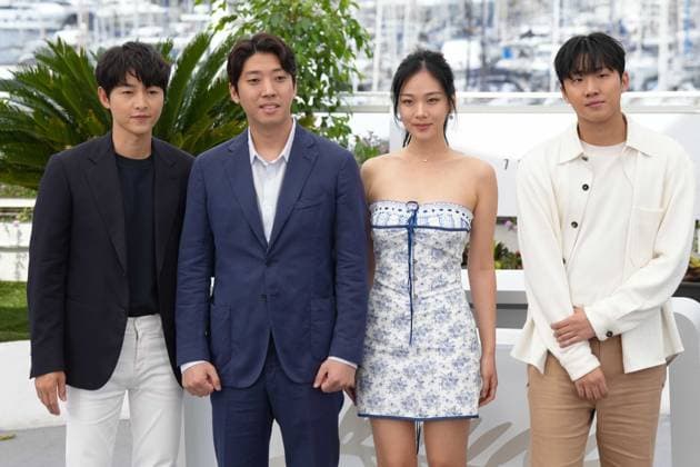 Entertainment Bilder des Tages Joong Ki Song - Kim Chang Hoon - Hyoung Seo Kim - Xa Bin Hong CELEBRITES : 76 eme festival de Cannes - Photocall du film Â« Hwa-Ran (Hopeless) Â» - Cannes - 25 05 2023 NorbertScanella Panoramic 
