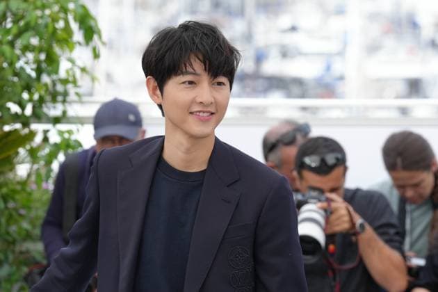 Song Joong ki CELEBRITES : 76 eme festival de Cannes - Photocall du film Â« Hwa-Ran (Hopeless) Â» - Cannes - 25 05 2023 NorbertScanella Panoramic 