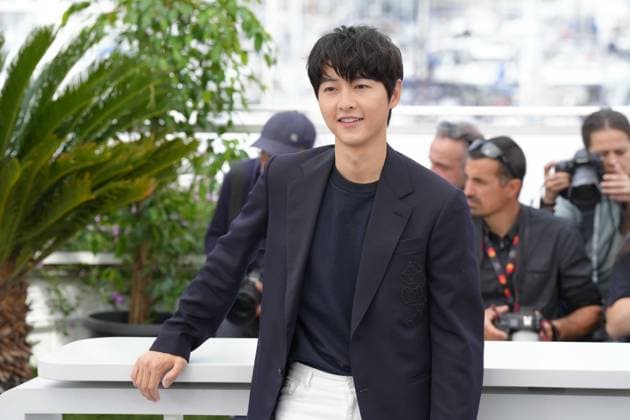 Song Joong ki CELEBRITES : 76 eme festival de Cannes - Photocall du film Â« Hwa-Ran (Hopeless) Â» - Cannes - 25 05 2023 NorbertScanella Panoramic 