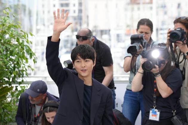Song Joong ki CELEBRITES : 76 eme festival de Cannes - Photocall du film Â« Hwa-Ran (Hopeless) Â» - Cannes - 25 05 2023 NorbertScanella Panoramic 