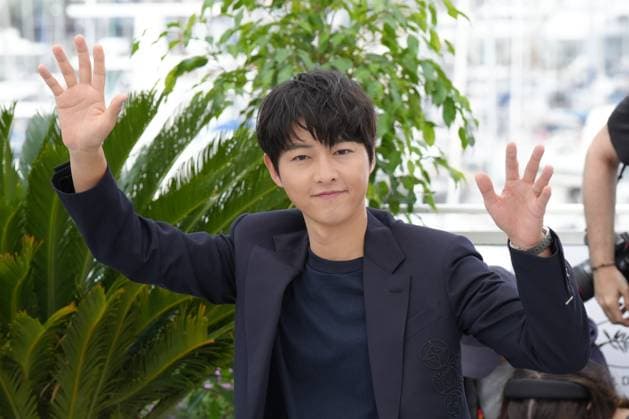 Song Joong ki CELEBRITES : 76 eme festival de Cannes - Photocall du film Â« Hwa-Ran (Hopeless) Â» - Cannes - 25 05 2023 NorbertScanella Panoramic 