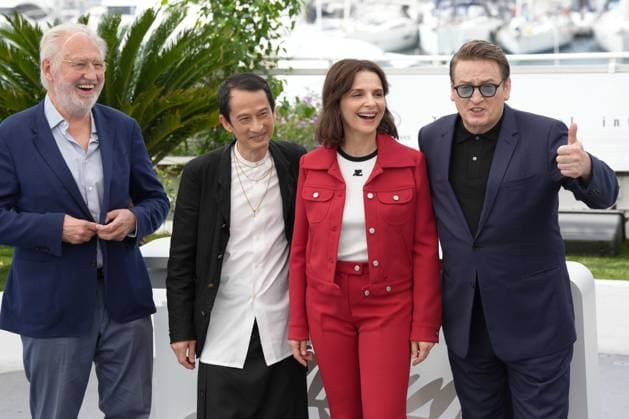 Pierre Gagnaire - Tran Anh Hung - Juliette Binoche - Benoit Magimel CELEBRITES : 76 eme festival de Cannes - Photocall du film Â« La Passion De Dodin Bouffant Â» - Cannes - 25 05 2023 NorbertScanella Panoramic 