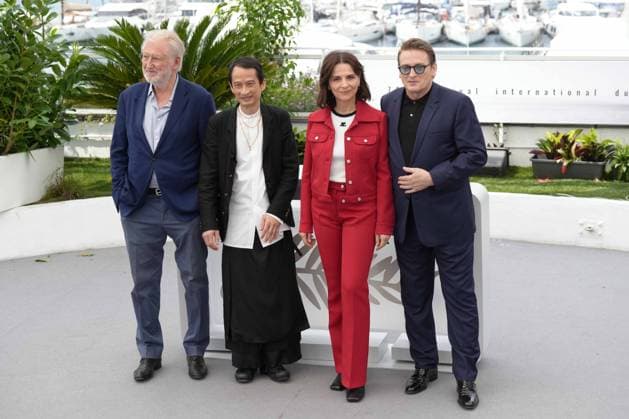 Pierre Gagnaire - Tran Anh Hung - Juliette Binoche - Benoit Magimel CELEBRITES : 76 eme festival de Cannes - Photocall du film Â« La Passion De Dodin Bouffant Â» - Cannes - 25 05 2023 NorbertScanella Panoramic 