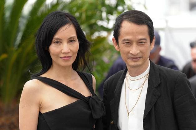 Tran Nu Yen Khe - Tran Anh Hung CELEBRITES : 76 eme festival de Cannes - Photocall du film Â« La Passion De Dodin Bouffant Â» - Cannes - 25 05 2023 NorbertScanella Panoramic 