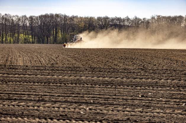 IMAGO Creative, Biodynamische Landwirtschaft Maisaussaat Einzelkornsaemaschine Vaederstad Tempo, 12 Reihen , Abstand 75 cm, 8 Kâˆöâˆ‚rner pro Quadratmeter gezogen von Traktor Fendt 936 mit 360 PS, Meyenburg Deutschland *** Corn sowing precision drill Vaederstad Tempo, 12 rows , spacing 75 cm, 8 Kâˆöâˆrner per square meter pulled by tractor Fendt 936 with 360 hp, Meyenburg Germany. Copyright: xThomasxImo photothek.dex