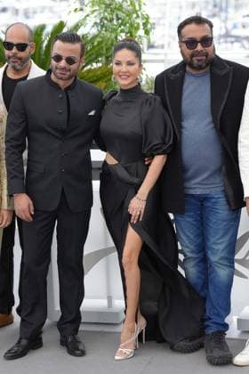 Rahul Bhat - Sunny Leone - Anurag Kashyap CELEBRITES : 76 eme festival de Cannes - Photocall du film Â« Kennedy Â» - Cannes - 25 05 2023 NorbertScanella Panoramic 