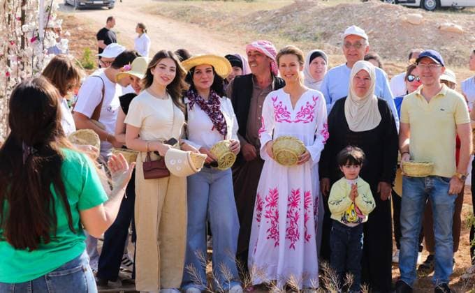 Bilder des Jahres 2023, Entertainment 05 Mai Entertainment Themen der Woche KW21 Entertainment Bilder des Tages Syrian First Lady Asma al-Assad attends the harvest of Damascena (Damask) roses in the village of al-Marah, in the Damascus countryside Syrian First Lady Asma al-Assad attends the harvest of Damascena (Damask) roses in the village of al-Marah, in the Damascus countryside, on May 25, 2023. Photo by Syrian Presidency apaimages Damascus Damascus Syrian Arab Republic 250523_Damascus_SANA_00 (10) Copyright: xapaimagesxSyrianxPresidencyx xapaimagesx