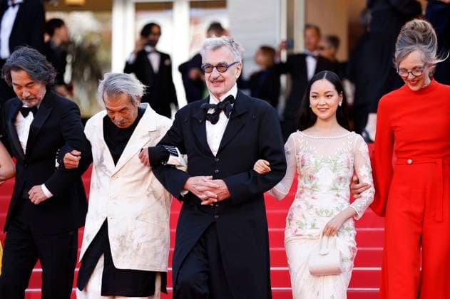 Koji Yakusho, Min Tanaka, Wim Wenders, Arisa Nakano and Donata Wenders at the premiere of the feature film Perfect Days at the Festival de Cannes 2023 76 Cannes International Film Festival at the Palais des Festivals Cannes, 25 05 2023. Foto:xS.xGabschx xFuturexImage
