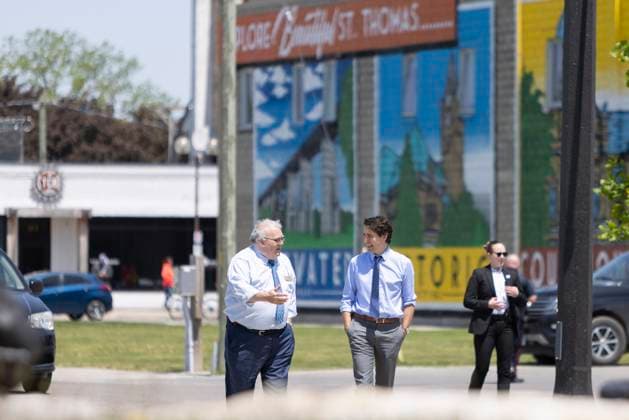 May 25, 2023, St. Thomas, ON, Canada: Prime Minister Justin Trudeau walks with mayor Joseph Preston to The Atrium in St. Thomas, Ont., on Thursday, May 25, 2023. St. Thomas Canada  - ZUMAc35_ 20230525_zaf_c35_036 Copyright: xNicolexOsbornex