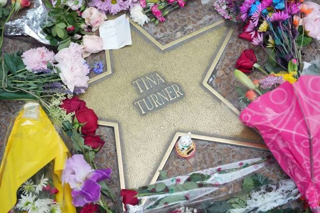 Bilder des Jahres 2023, Entertainment 05 Mai Entertainment Themen der Woche KW21 The Tina Turner star on the St. Louis Walk of Fame is covered with flowers and notes in University City, Missouri on Thursday, May 25, 2023. Turner , born Anna Mae Bullock was known as the Queen of Rock and Roll and was raised in St. Louis. She died of natural causes at the age of 83 on May 24, 2023 at her home near Zurich, Switzerland.  SLP2023052502 BILLxGREENBLATT