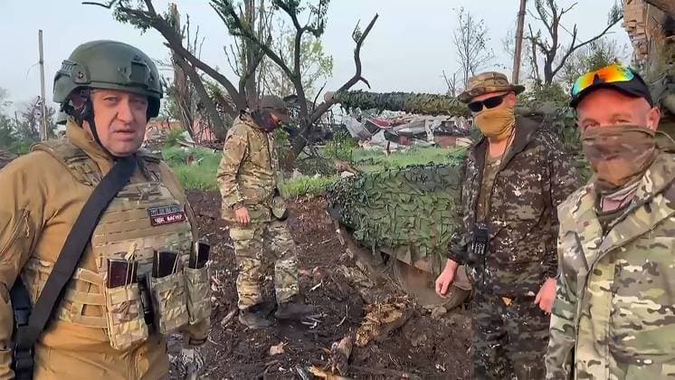 Wagner Group founder Yevgeny Prigozhin (L) addresses his units withdrawing from Bakhmut, the city captured from the Ukrainian Armed Forces. May 25, 2023. Wagner forces have begun withdrawing from Bakhmut and will hand over positions to the Russian army, says the mercenary group s chief Yevgeny Prigozhin, having claimed to have captured Ukraine s eastern city.  UKR2023052527 PressxservicexofxPrigozhin
