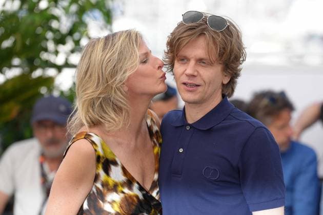 Karin Viard - Alex Lutz CELEBRITES : 76 eme festival de Cannes - Red Carpet du film Â« Une Nuit (Strangers By Night) Â» - Cannes - 26 05 2023 NorbertScanella Panoramic 