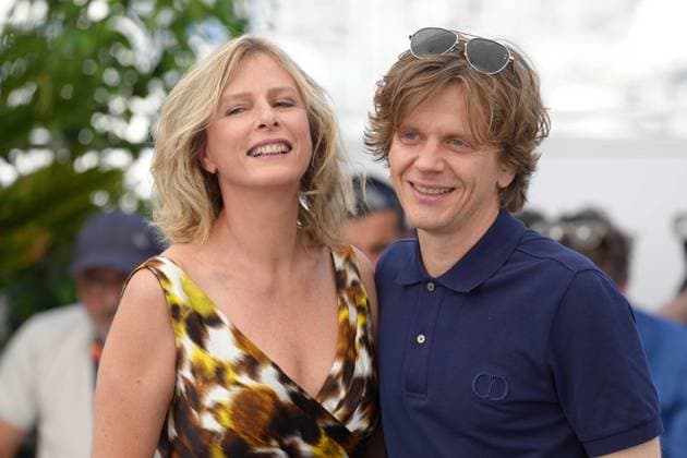 Karin Viard - Alex Lutz CELEBRITES : 76 eme festival de Cannes - Red Carpet du film Â« Une Nuit (Strangers By Night) Â» - Cannes - 26 05 2023 NorbertScanella Panoramic 
