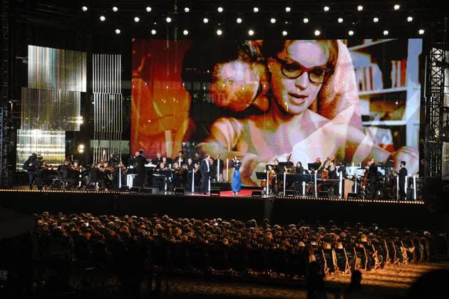 SANS ACCREDITATION - Stephane De Groodt, Elodie Frege - Enregistrement sur la plage Mace de Cannes de Cannes chante le cinema qui sera diffuse sur France 2 samedi 27 mai 2023, 76th Cannes Film Festival, CANNES, FRANCE CELEBRITES : Enregistrement - Cannes Chante - 76 eme festival de Cannes - Cannes - 25 05 2023 LionelUrman Panoramic 
