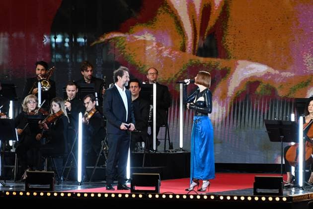 SANS ACCREDITATION - Stephane De Groodt, Elodie Frege - Enregistrement sur la plage Mace de Cannes de Cannes chante le cinema qui sera diffuse sur France 2 samedi 27 mai 2023, 76th Cannes Film Festival, CANNES, FRANCE CELEBRITES : Enregistrement - Cannes Chante - 76 eme festival de Cannes - Cannes - 25 05 2023 LionelUrman Panoramic 