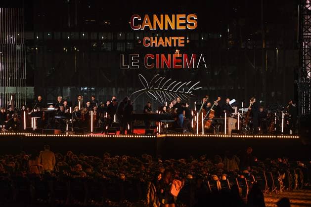 SANS ACCREDITATION - Enregistrement sur la plage Mace de Cannes de Cannes chante le cinema qui sera diffuse sur France 2 samedi 27 mai 2023, 76th Cannes Film Festival, CANNES, FRANCE CELEBRITES : Enregistrement - Cannes Chante - 76 eme festival de Cannes - Cannes - 25 05 2023 LionelUrman Panoramic 