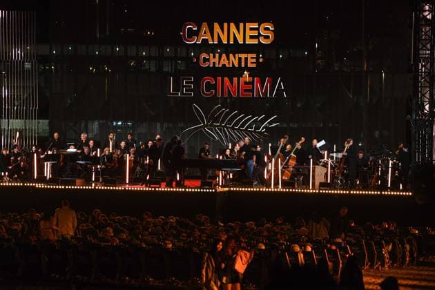 SANS ACCREDITATION - Enregistrement sur la plage Mace de Cannes de Cannes chante le cinema qui sera diffuse sur France 2 samedi 27 mai 2023, 76th Cannes Film Festival, CANNES, FRANCE CELEBRITES : Enregistrement - Cannes Chante - 76 eme festival de Cannes - Cannes - 25 05 2023 LionelUrman Panoramic 