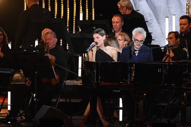 SANS ACCREDITATION - Vincent Delerm - Enregistrement sur la plage Mace de Cannes de Cannes chante le cinema qui sera diffuse sur France 2 samedi 27 mai 2023, 76th Cannes Film Festival, CANNES, FRANCE CELEBRITES : Enregistrement - Cannes Chante - 76 eme festival de Cannes - Cannes - 25 05 2023 LionelUrman Panoramic 