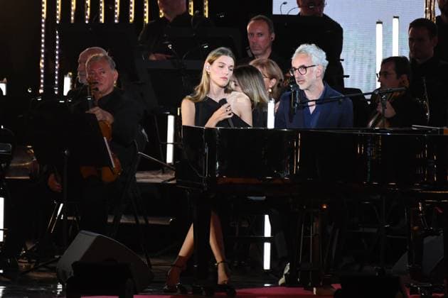 SANS ACCREDITATION - Vincent Delerm - Enregistrement sur la plage Mace de Cannes de Cannes chante le cinema qui sera diffuse sur France 2 samedi 27 mai 2023, 76th Cannes Film Festival, CANNES, FRANCE CELEBRITES : Enregistrement - Cannes Chante - 76 eme festival de Cannes - Cannes - 25 05 2023 LionelUrman Panoramic 
