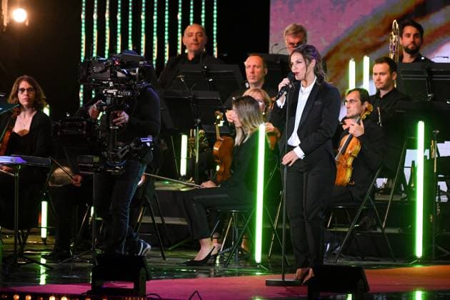 SANS ACCREDITATION - Elisa Tovati - Enregistrement sur la plage Mace de Cannes de Cannes chante le cinema qui sera diffuse sur France 2 samedi 27 mai 2023, 76th Cannes Film Festival, CANNES, FRANCE CELEBRITES : Enregistrement - Cannes Chante - 76 eme festival de Cannes - Cannes - 25 05 2023 LionelUrman Panoramic 