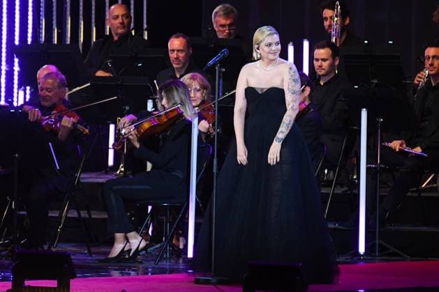 SANS ACCREDITATION - Louane - Enregistrement sur la plage Mace de Cannes de Cannes chante le cinema qui sera diffuse sur France 2 samedi 27 mai 2023, 76th Cannes Film Festival, CANNES, FRANCE CELEBRITES : Enregistrement - Cannes Chante - 76 eme festival de Cannes - Cannes - 25 05 2023 LionelUrman Panoramic 