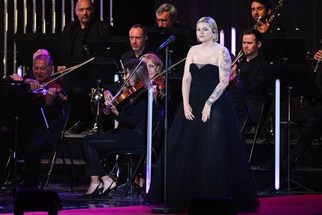 SANS ACCREDITATION - Louane - Enregistrement sur la plage Mace de Cannes de Cannes chante le cinema qui sera diffuse sur France 2 samedi 27 mai 2023, 76th Cannes Film Festival, CANNES, FRANCE CELEBRITES : Enregistrement - Cannes Chante - 76 eme festival de Cannes - Cannes - 25 05 2023 LionelUrman Panoramic 